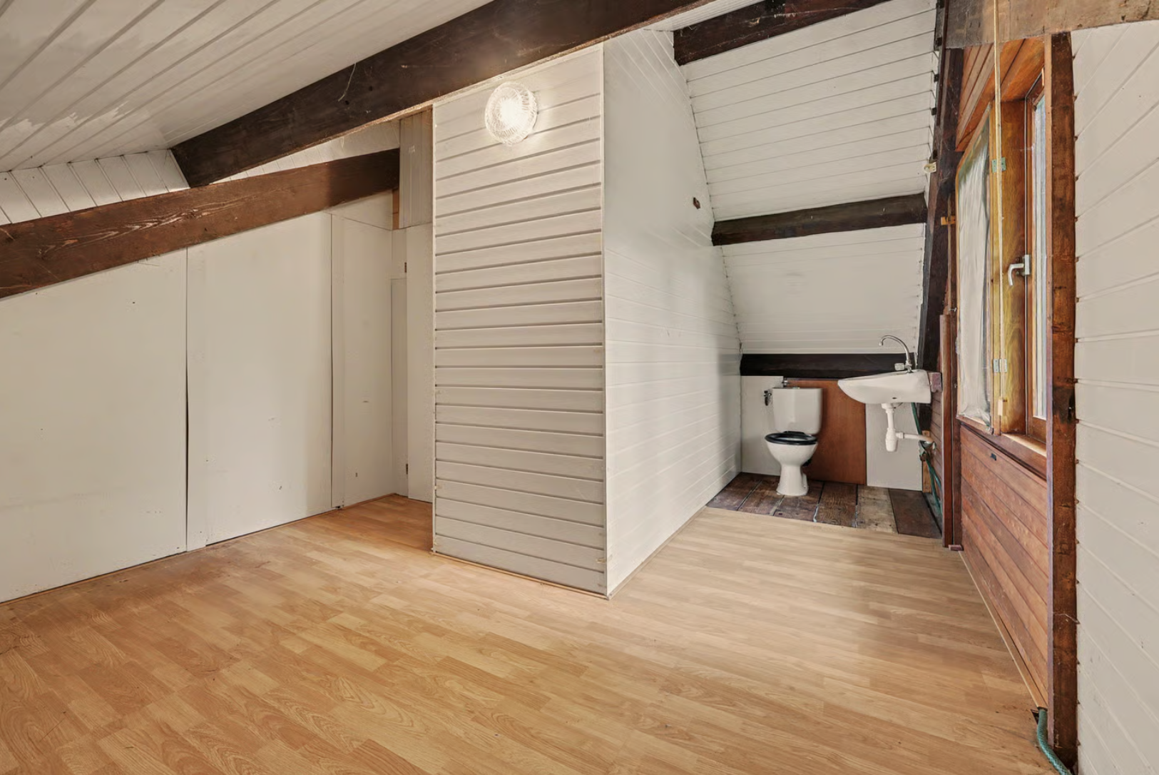 Van een onlogisch ingedeelde woning met een kleine entree naar een sfeervol thuis met een royale hal en directe toegang tot de badkamer en bovenverdieping. – foto 11