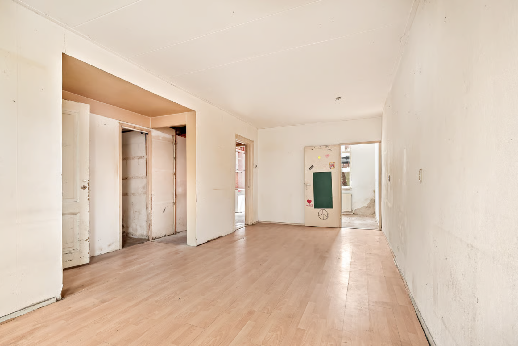 Van een kleine benedenwoning met een vreemde indeling naar een sfeervolle ruimte met open keuken. – foto 5